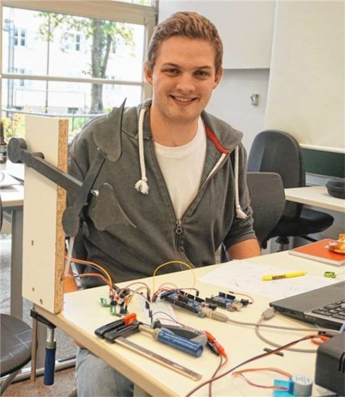 So sehen Erfinder aus: Daniel Müller bastelt an einer Uhr, an der der Stundenzeiger am Minutenzeiger hängt. Foto Heise