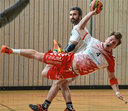 Spektakulär: Bruckmühls Tom Neuwirth war im Handball-Derby gegen Prien sechsmal erfolgreich. Foto Fischer