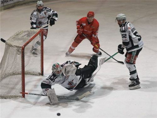 Starke Parade von Starbulls-Keeper Lukas Steinhauer, der sein Tor 43 Minuten sauber hielt. Fotos Petrow