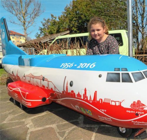 Tochter Miriam wirkt mit ihren zehn Jahren fast etwas klein hinter dem Nachbau der Trans Al, die es am Wochenende bei der Ausstellung des Modellflugvereins in Egglkofen zu sehen gibt.