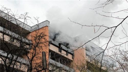 Vermutlich ein Elektrogerät war auf dem Balkon im fünften Stock des Hochhauses in Brand geraten. Foto Reisner