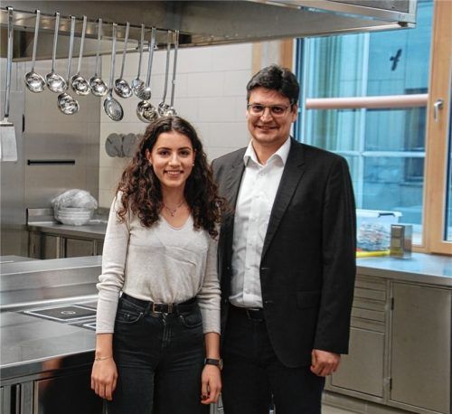 „Wir sind sehr stolz auf Johanna Vorderwestner, die eine außergewöhnliche Leistung erbracht hat“, erklärte Schulleiter Max Heimerl. Foto Bauer
