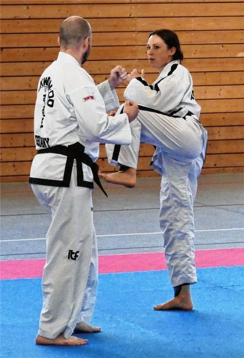 Die Kämpfe im Taekwondo werden im Leichtkontakt-System ausgetragen. Es gewinnt der Wettkämpfer, der die höchste Punktzahl durch Treffer am Körper des Gegners erzielt hat. Das trainierten die deutschen Teilnehmer noch kurz vor der WM in der Turnhalle im Ludwig-Schwabl-Sportpark. Foto Wegscheider