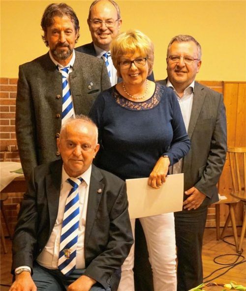 Herbert John (vorne) und Angelika Ludwig (Mitte) wurden von Ottmar Konrad, Ulrich Maier und Günter Kammermeier (von links) nach langjähriger verdienstvoller Vorstandsarbeit verabschiedet.Foto rapp