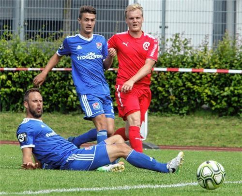 Im Sommer 2018 in einem Testspiel gegeneinander, ab sofort im Rahmen der bestehenden Kooperation noch mehr miteinander: Der TSV 1860 Rosenheim und die SpVgg Unterhaching. Der Rosenheimer Maximilian Mayerl gegen Jim-Patrick Müller (Unterhaching) und Marc Endres (am Boden). Foto Fehrmann