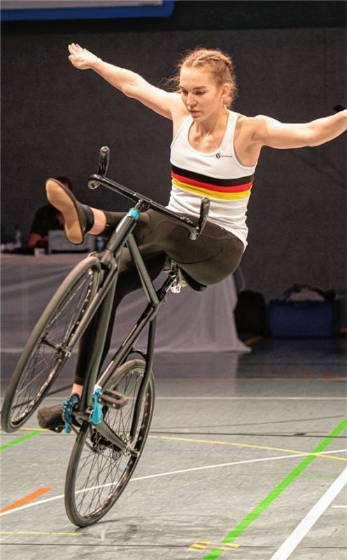 Jana Pfann beim Damensitzsteiger rückwärts freihändig, der Balanceakt im Kunstradsport schlechthin.Foto Dandl