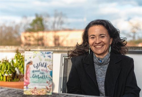 Miriam Geimer mit ihrem Erstling „Glück stand nicht zur Debatte“.Fotos Thomae