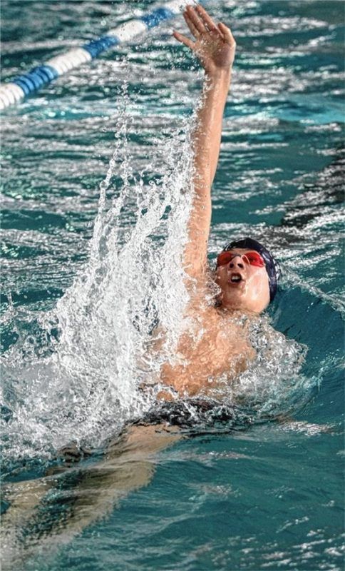 Sebastian Hörnig belegte über 50 Meter Rücken den 15. Rang bei der bayerischen Langbahn-Meisterschaft.