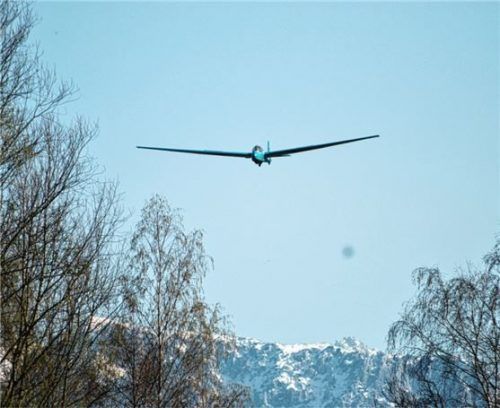 Und los geht’s: ein Segelflugzeug über Brannenburg.Foto re