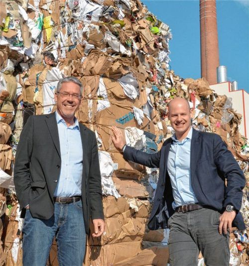 Vor der wertvollen Ressource Altpapier: Die Geschäftsführer der Raubling Papier GmbH, Thomas Schneider (links) und Dr. Maximilian Luger. Im Hintergrund das Gebäude zur Energieerzeugung für den Eigenbedarf. Foto sen