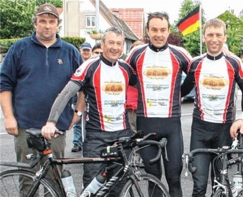 Bayerisch-französische Freundschaft auf zwei Rädern: Vor fünf Jahren fuhren die Schönberger in die 420 Kilometer entfernte Partnergemeinde Rittershoffen, um den Ex-Profi Christophe Kern zu treffen. Diesmal kommt Kern nach Bayern. Von links: Toni Jung, Bernhard Senftl, Christophe Kern und Markus Huber.Foto Jung