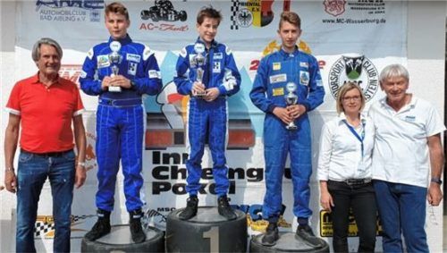 Ehrung der Sieger aus Klasse 4: ADAC-Sportpräsident Hermann Tomczyk, Elias Tomczyk, Julian Ernst, Julian Schober, Jugendleiterin Monika Frerichs und Vorstand Emil Mathe (von links). Foto AMC