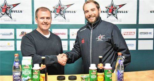 John Sicinski (links) wurde am Mittwochabend als neuer Starbulls-Coach vorgestellt. Rechts der Erste Starbulls-Vorstand Marcus Thaller. Foto Ziegler