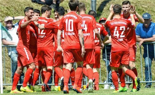 Jubel beim TSV 1860 Rosenheim nach dem spielentscheidenden Tor. Fotos  Meier