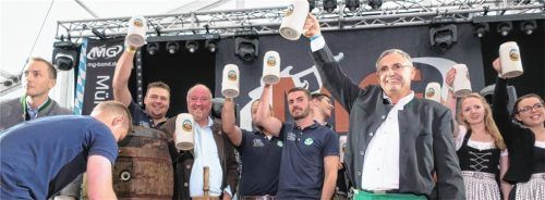 O’zapft ist! Bürgermeister Hausperger (Dritter von rechts) zapfte mit nur zwei Schlägen das erste Fass an.Foto Gillhuber