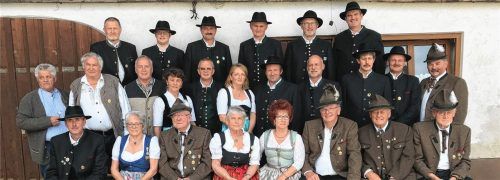 Sie wurden geehrt: die ausgezeichneten Mitglieder mit Schützenmeister Hans Dapperger (sitzend links). Fotos Manzinger
