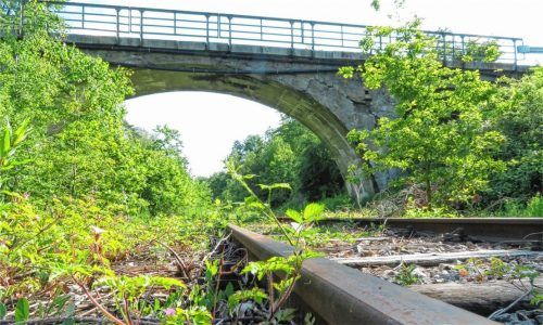 Im Oktober 2017 rollte zum letzten Mal ein Zug unter der Brücke in Hofthambach. Diese muss nun saniert werden, weil das 1897 erbaute Bauwerk marode ist.Foto
