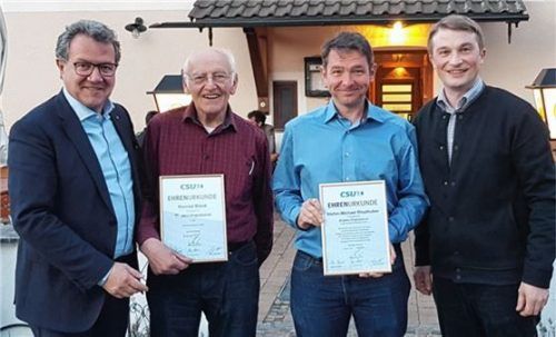Landtagsabgeordneter Klaus Stöttner (links) und Ortsvorsitzender Peter Mayer (rechts) ehrten Konrad Blank (Zweiter von links) sowie Stefan-Michael Rieplhuber.Foto re