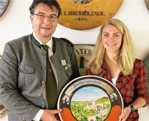 Lisa Puschmann ist die erste Dorfschützenkönigin in Aschau. Schützenmeister Franz Kiesmüller überreichte die Siegerscheibe. Foto Rehberg