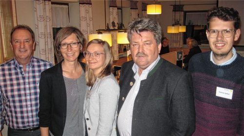 Sie hörten sich die Vorschläge der Bürger an: Pittenharts Bürgermeister Sepp Reithmeier (Zweiter von rechts) und Bauamtsleiter Sepp Schluck (links) mit dem Team für das Interkommunale Entwicklungskonzept Chiemgau Nord (von rechts): Thomas Spitzer, Agnes Bär und Sigrid Hacker.Foto Graichen