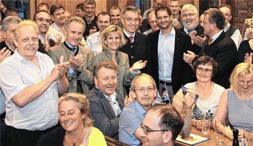 Beifall von den Delegierten: Otto Lederer (Bildmitte, mit Brille) kurz nach seiner Wahl. Mit zu den ersten Gratulanten zählten Altlandrat Sepp Neiderhell, die Bundestagsabgeordnete Daniela Ludwig, der Rosenheimer OB-Kandidat Andreas März, Bezirksrat Sebastian Friesinger und CSU-Kreisvorsitzender Klaus Stöttner.Foto Reisner