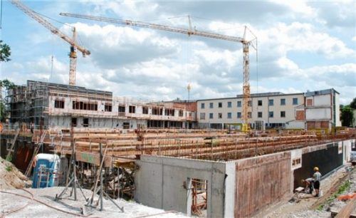 Der zweite Bauabschnitt des Neubaus des Beruflichen Schulzentrums in Mühldorf wächst in die Höhe. Foto Bauer