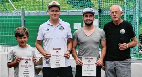 Die Mannschaftsführer der Erstplatzierten: Jakob Hansmeier (Zimmerei Hansmeier, 3. Platz), Tobias Kneissl (Bachhamer Hütte, Sieger), Marco Schmid (Skiteam des SVW, 2. Platz) mit Vorsitzendem Konrad Heumeier (von links).Foto Holzner