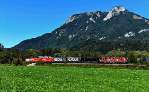 Ein Güterzug bei Einöden auf dem Weg durchs Inntal, im Hintergrund thront der Heuberg.Foto schneider