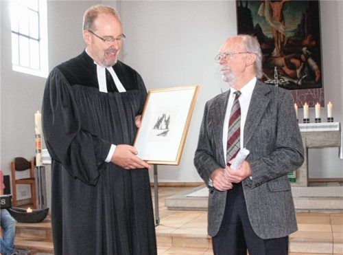 Erhartings Bürgermeister Georg Kobler überreichte an Pfarrer Johann-Albrecht Klüter als Geschenk ein Gemälde der Künstlerin Inge Wagner von der Töging Mappe. Es zeigt die Kirche Hampersberg, in der die evangelische Gemeinde jedes Jahr einen Vorweihnachts-Gottesdienst feiert.