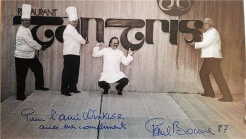 Erinnerung mit Widmung: Auf dem Foto, das (von links) Paul Bocuse, Albert Celestin Lenôtre, Heinz Winkler und Roger Vergé zeigt, hat sich Bocuse mit den Worten „Für den Freund Winkler mit meinen Komplimenten“ verewigt.Foto re