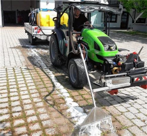 Heißes Wasser und Schaum: In Neumarkt-St. Veit wird seit zwei Jahren Unkraut ohne giftige Zusätze entfernt.