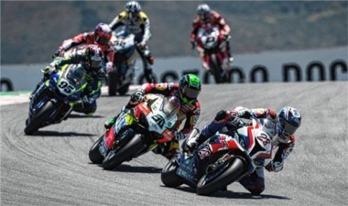 Markus Reiterberger (vorn) holte sich nach harten Positionskämpfen in Laguna Seca WM-Punkte. Foto BMW Motorrad