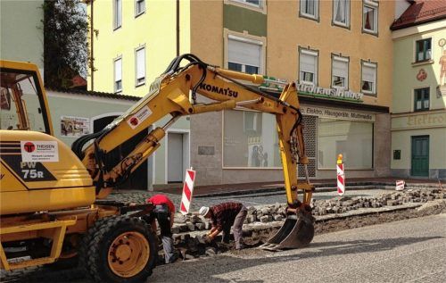 Mit Bauarbeiten hat die Stadt Neumarkt-St. Veit ihre Erfahrungen: Als die Durchgangsstraße 2013 neu asphaltiert worden ist, machte sich das auch in den Geschäften bemerkbar. Bei der nun anstehenden Stadtplatzsanierung setzt Christian Göttlinger, Chef der Werbegemeinschaft, auf die enge Abstimmung mit Stadt und Baufirmen.Foto Archiv