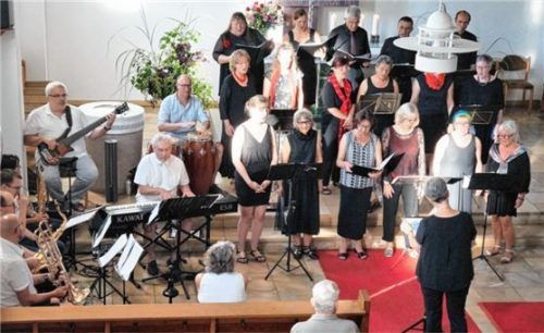 Musiker in verschiedenen Kombinationen füllten die Kirche beim besonderen Gottesdienst in Töging.Foto reuter