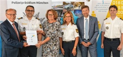 Sie haben den Vertrag unterschrieben (von links): Josef Mederer, Verwaltungsvorsitzender der Kliniken des Bezirks Oberbayern, Vizepräsident Norbert Radmacher vom Polizeipräsidium München, Karin Majewski vom Paritätischen Wohlfahrtsverband, die Leitende Polizeidirektorin Eva Schichl vom Polizeipräsidium Oberbayern Süd, Martin Spuckti, Vorstandsvorsitzender der Kliniken des Bezirks Oberbayern, und Vizepräsident Roland Kerscher des Polizeipräsidium Oberbayern Nord.Foto re