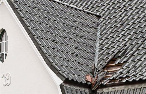 Von Dürreperiode bis Kälteeinbruch: Wetterextreme sind heutzutage keine Seltenheit mehr. Wer sich bei Stürmen und Nässe keine Gedanken um die Unversehrtheit seines Eigenheims machen möchte, setzt auf eine professionelle Windsogsicherung. Foto epr/Friedrich Ossenberg-Schule