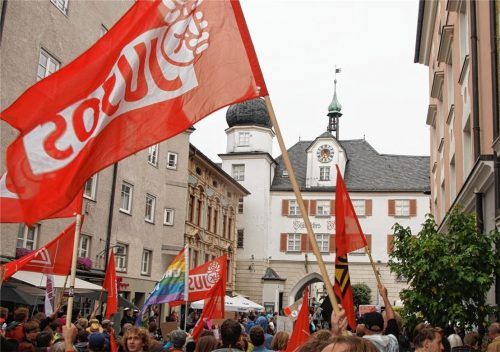 Wie in einem Kessel stehen die Gegendemonstranten bei der Veranstaltung mit Rechtspopulist Michael Stürzenberger. Für die Kunden der Läden am Rosenheimer Mittertor gab es kaum ein Durchkommen. Der Lärmpegel war enorm. Sehr zum Ärger der Einzelhändler.Foto Sönnmez