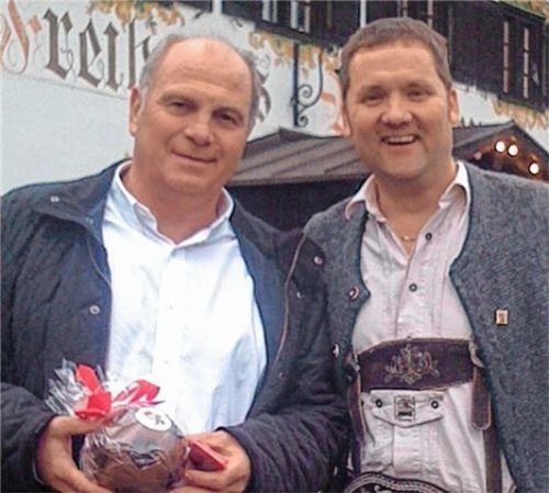 Eine tiefe Freundschaft verbindet die Höslwanger mit Uli Hoeneß, hier bei einem Besuch mit Gastwirt und Fanclub-Vorsitzendem Hans Gehrlein.Foto privat