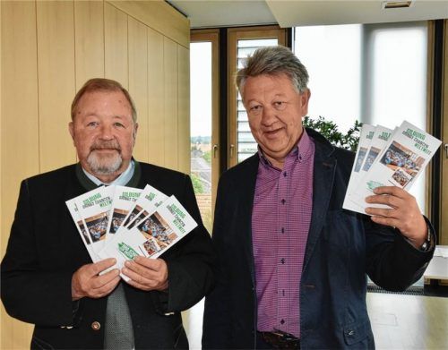 Die ersten Werbeflyer sind schon da: Stellvertretender Landrat Josef Huber (links) und der Geschäftsleitende Beamte des Landratsamtes, Ulrich Sedlbauer, wollen kräftig die Werbetrommel für die Initiative rühren.Foto Schlecker