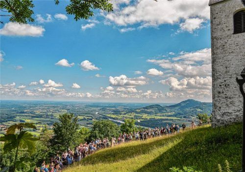 Die Wallfahrer fast am Ziel, bei der Stele des Apostels Andreas, mit Blick sowohl auf die Petersbergkirche, der ältesten Kirche des bayerischen Inntals, als auch auf die Weite des Inntals selbst.Fotos Thomae