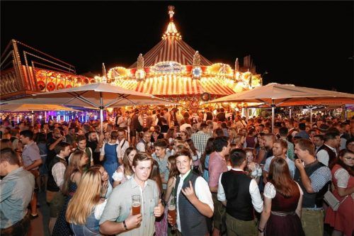 Eine fast ganz friedliche Festgesellschaft am Weißbierkarussell. Wenn viele Menschen feiern und trinken, kommt es aber auch mal zu Reibereien. Diese liegen auch heuer im Promillebereich. Trotzdem registriert die Polizei eine Zunahme der Gewalt.Foto Stuffer