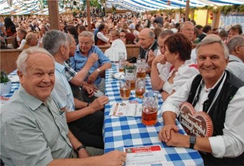 Fesda Bestandteil san de Austragla-Buagamoasda und Oidlandrat Erich Rambold am Dod da Nachbarschaft. Da gibds vui zum Ratschn und Vazoin. Foto Bauer