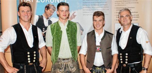 Freuen sich über den Nachwuchs im Handwerk und auf die berufliche Zukunft: Obermeister Thomas Pichler, Innungssieger Markus Weingartner mit dem Zweitbesten Valentin Lenz, stellvertretender Obermeister Franz Wörndl (von links).Foto re
