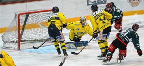 Michael Baindl (hinten rechts) erzielt hier das 4:0 für die Starbulls.Fotos Ruprecht