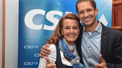 Schulterschluss: Petra Hofmann will für die CSU das Stephanskirchner Rathaus zurückerobern. Andreas März will das Rosenheimer für die Partei verteidigen. Die beiden Kandidaten wollen die Zusammenarbeit der beiden Gemeinden auf neue Füße stellen. Foto Schlecker