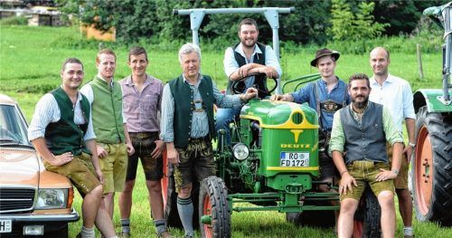 Sie leiten den neuen Oldtimer-Verein in Vogtareuth: Benedikt Galavics, Sepp König, Leo Stellner, Erster Bürgermeister Rudi Leitmannstetter, Florian Daxeder, Thomas Huber, Georg Galavics und Johannes Lorenzet (von links).Foto re