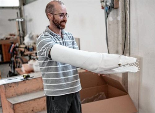 Als aufwendig und spannend beschreibt Simone Maganuco die Arbeit an den Saurier-Modellen. Spaß gemacht hat aber scheinbar auch. Foto Andreas Jacob