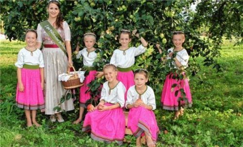Apfelkönigin Johanna I. mit ihren Apfelprinzessinnen sind beim Apfelmarkt zu treffen.