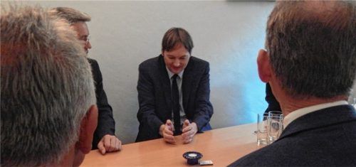 Bauminister Dr. Hans Reichhart beim runden Tisch im Kloster Reisach: Es gilt, die Aufgabenfelder zu bündeln, die Nutzungsmöglichkeiten zu erörtern und eine gute Lösung zu finden.Foto gruber