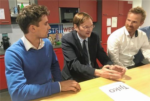 Bauminister Hans Reichhart (Mitte) diskutierte im Stellwerk18 mit den Gründern Lukas Schiffer von „Tjiko“ (links) und Georg Huber von „root-nine“.Foto maier